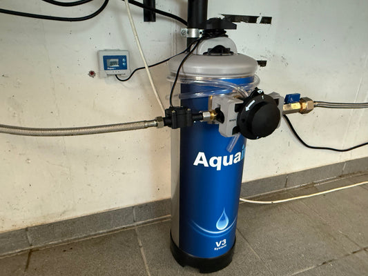 Aquain V3 Wasserenthärter mit Aquain Monitor an professioneller Gläserspülmaschine – Installation vor Ort
