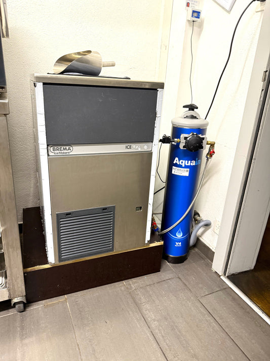 Aquain V4 Wasserenthärter neben Brema Eismaschine – Installation vor Ort