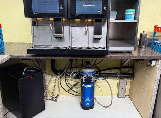Aquain V3 Wasserenthärter unter professioneller Kaffeemaschine – Installation vor Ort