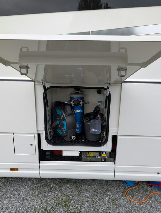 Aquain V3 mit Schlauchtrommel und Zubehör platzsparend im Staufach eines Wohnmobils verstaut.