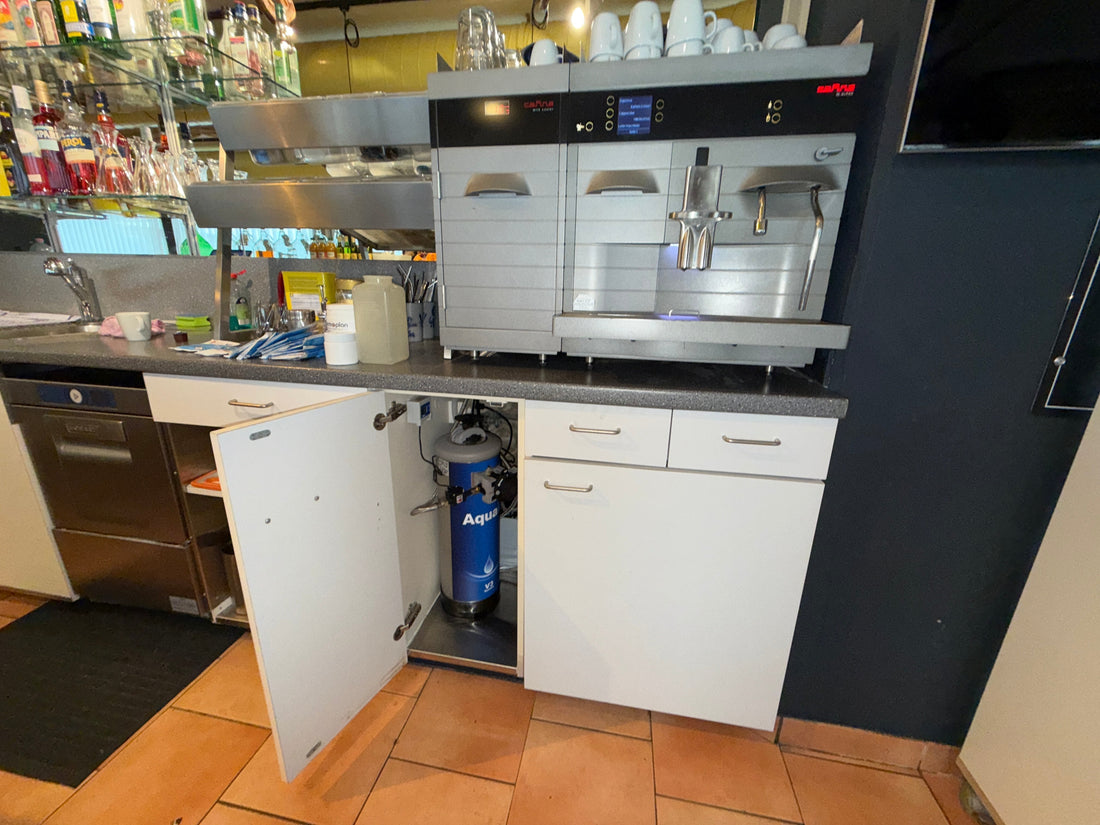 Aquain V3 mit Monitor bei Kaffeemaschine in Solothurn