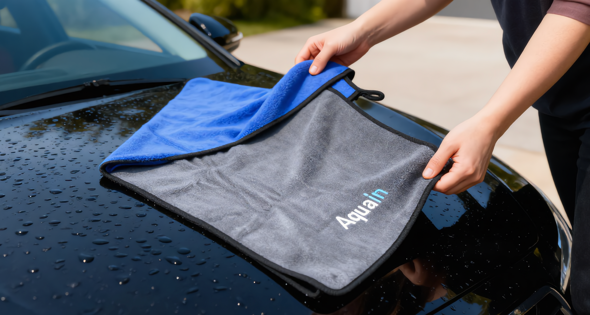 Aquain Auto-Trockentuch 60 × 90 cm mit grauer Vorderseite und blauer Rückseite auf einer nassen Motorhaube