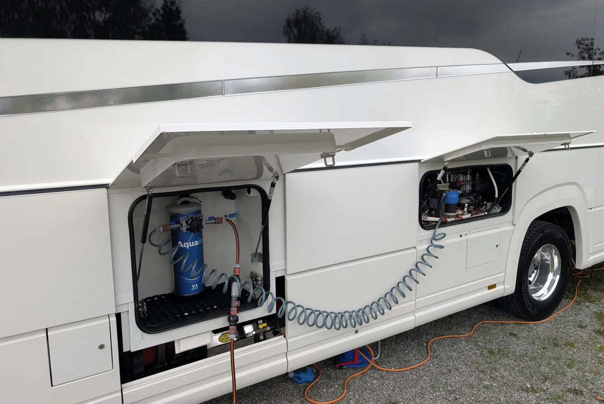 Aquain V3 Wasserenthärter im Staufach eines Wohnmobils, Schlauch zum Befüllen des Wassertanks mit kalkfreiem Wasser